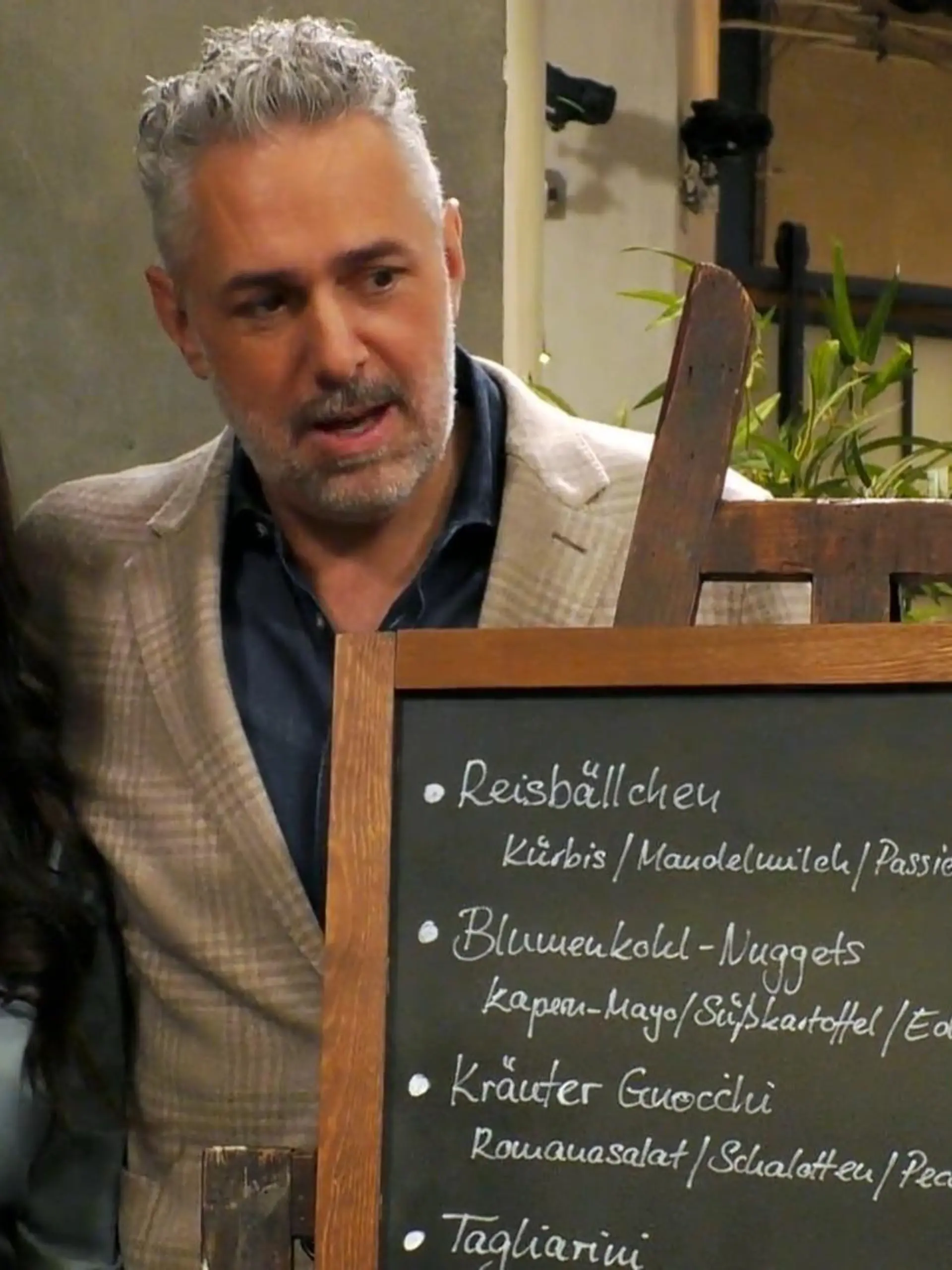 Servicekraft Mariella und Gastgeber Roland Trettl freuen sich, dass sie im "First Dates"-Restaurant wieder zum Team gehört.