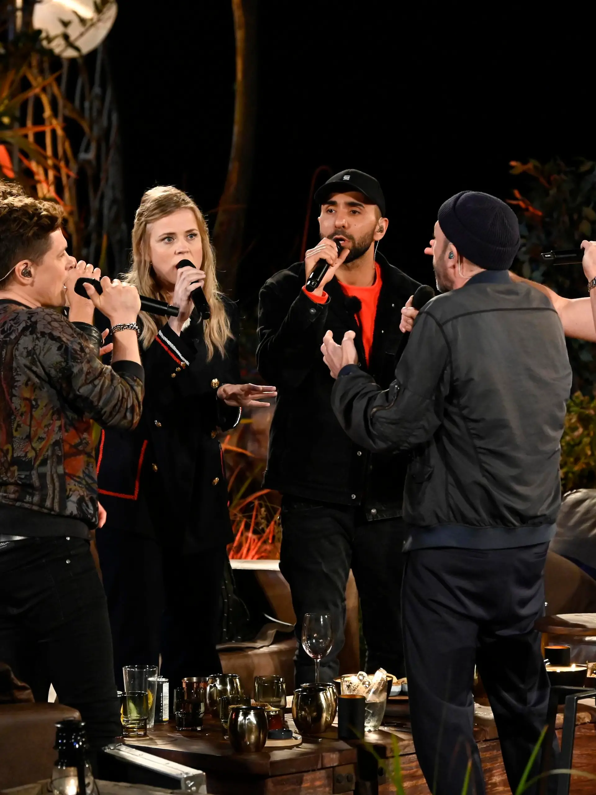 Michael Patrick Kelly (2.v.l), Max Giesinger (l.), Ilse DeLange (3.v.l.), MoTrip (3.v.r.), Jan Plewka (2.v.r.) und Nico Santos.


Die Verwendung des sendungsbezogenen Materials ist nur mit dem Hinweis und Verlinkung auf TVNOW gestattet.