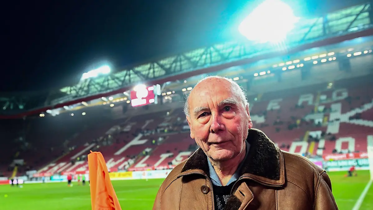 09.02.2018, xjhx, Fussball 2. Bundesliga,1. FC Kaiserslautern - Holstein Kiel, emspor, v.l. Horst Eckel Kaiserslautern *** 09 02 xjhx 2018 Football 2 League 1 FC Kaiserslautern Holstein Kiel emspor l Horst Eckel v Kaiserslautern  