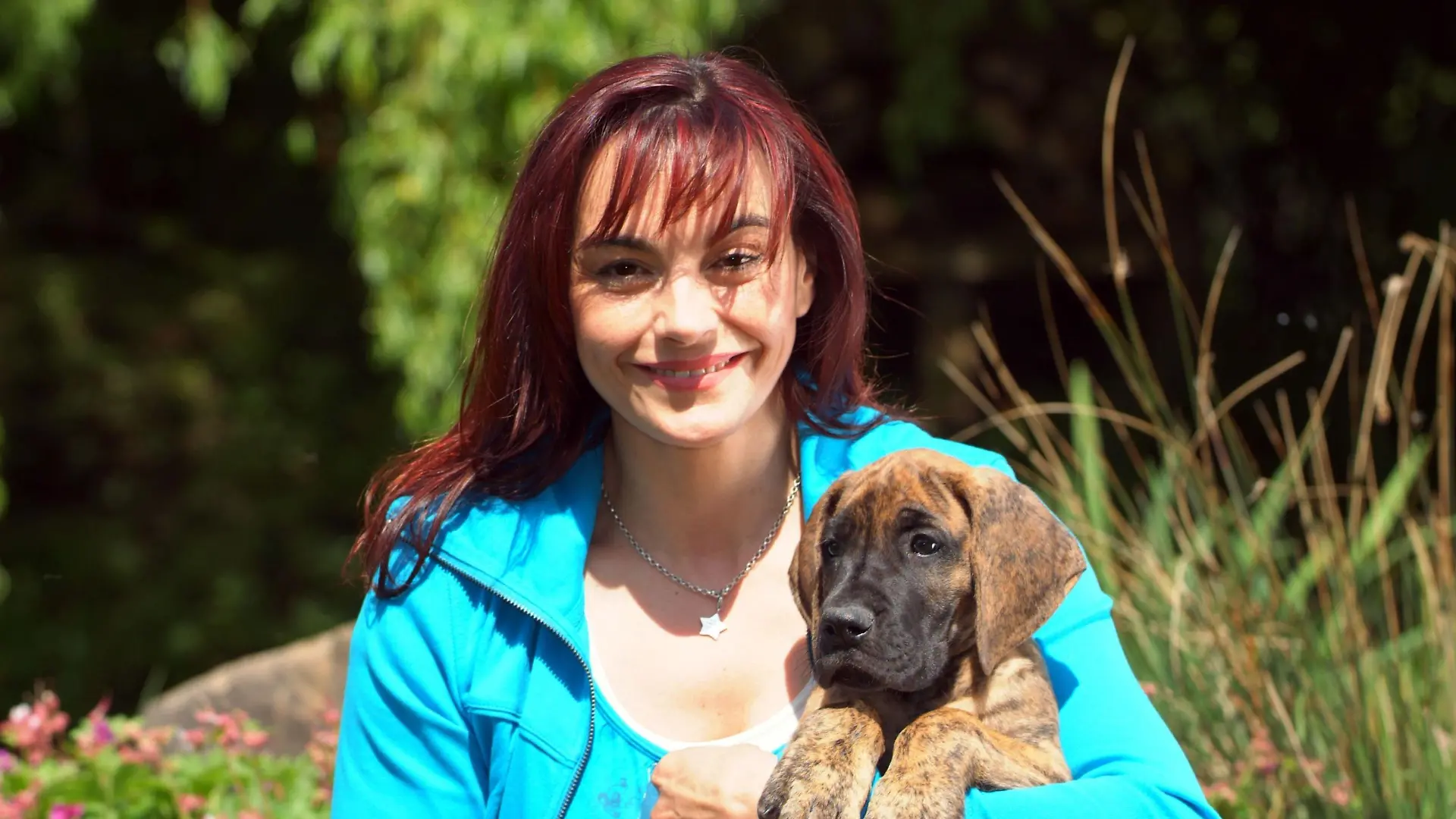 Diana Eichhorn mit einem acht Wochen alten Doggen-Welpen