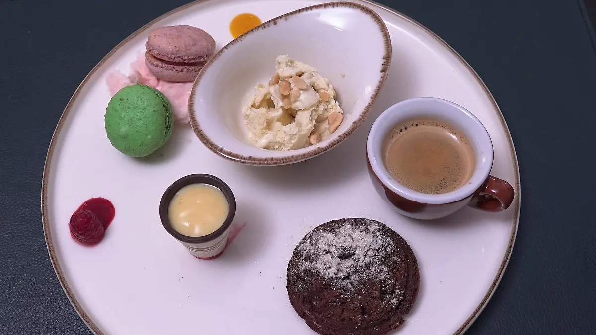 Pistazien-Macarons mit Himbeer-Ganache und Schokoküchlein