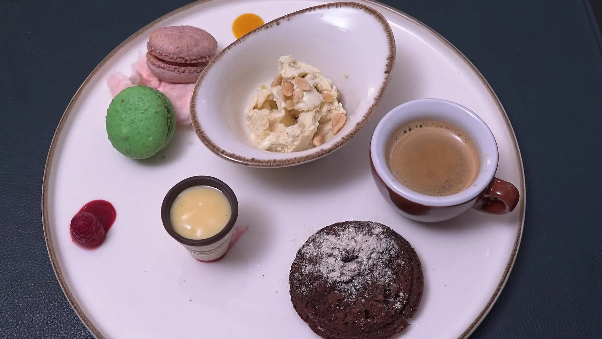 Pistazien-Macarons mit Himbeer-Ganache und Schokoküchlein