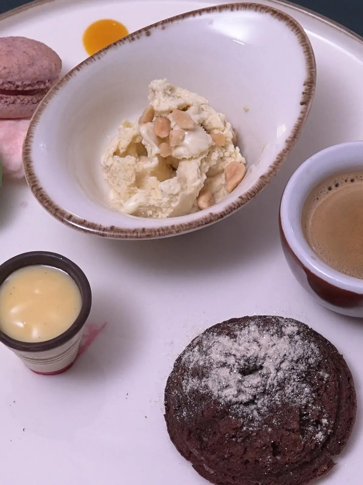 Pistazien-Macarons mit Himbeer-Ganache und Schokoküchlein