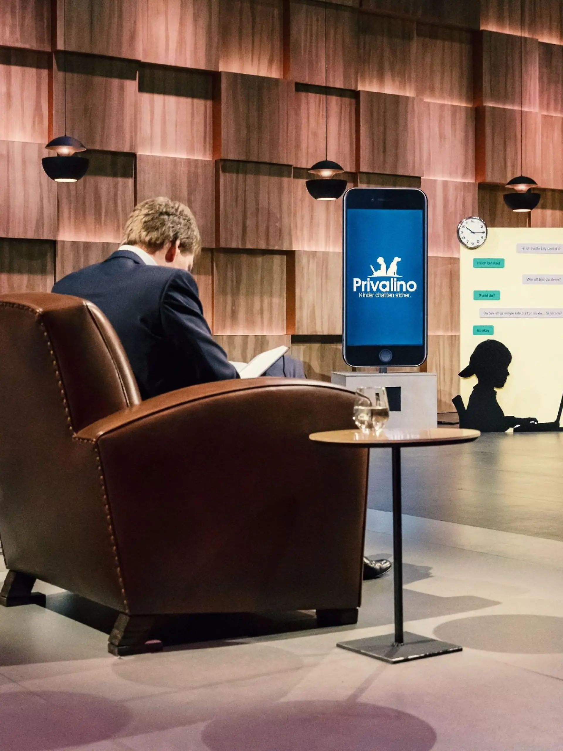 Dr. Nicolai Erbs (l.) und Patrick Schneider aus Duisburg präsentieren den "Löwen" mit "Privalino" einen Messenger der Kinder online vor Cyber-Groomern und anderen Gefahren beschützen soll. Sie erhoffen sich ein Investment von 250.000 Euro für 15 Prozent der Anteile an ihrem Unternehmen.