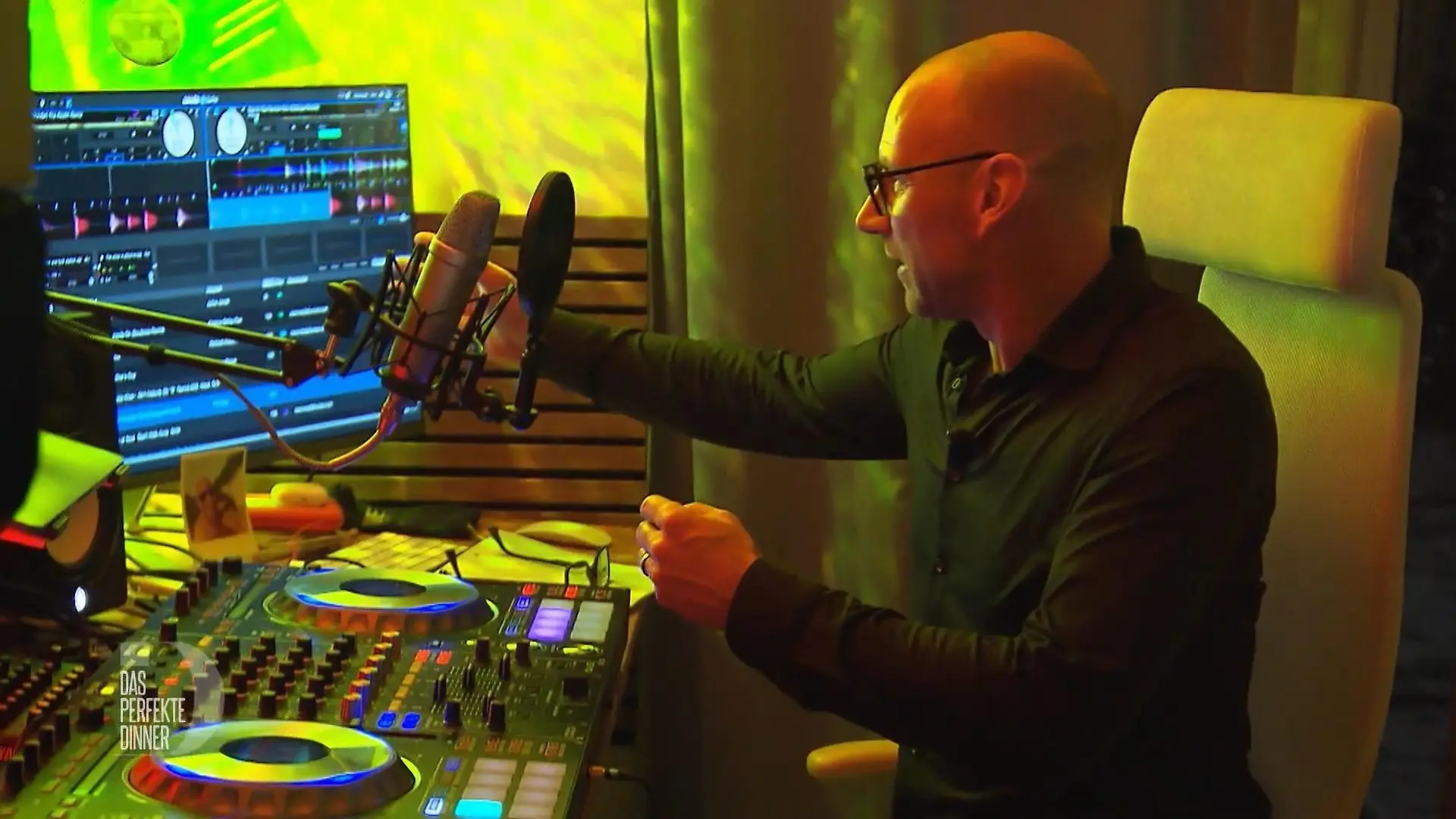 Eric moderiert immer mittwochs in der Früh eine Live-Sendung im Radio.