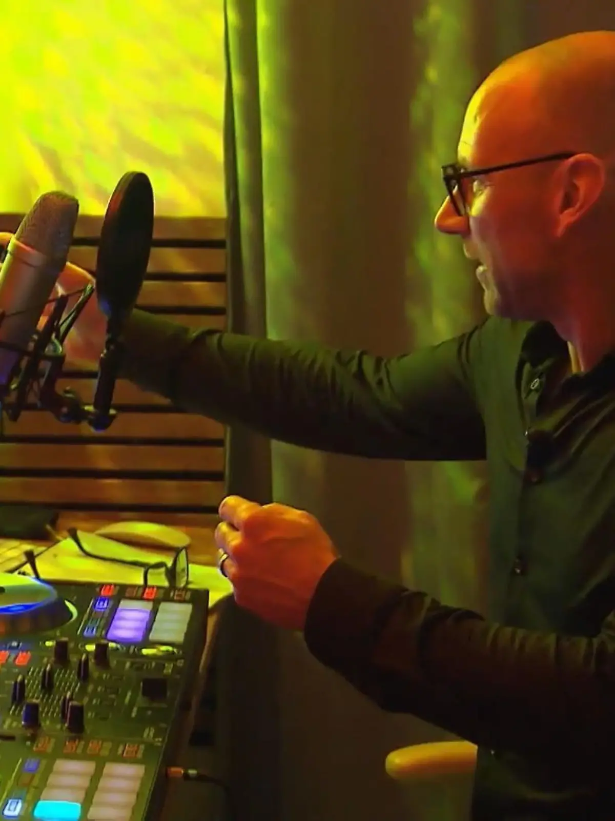 Eric moderiert immer mittwochs in der Früh eine Live-Sendung im Radio.