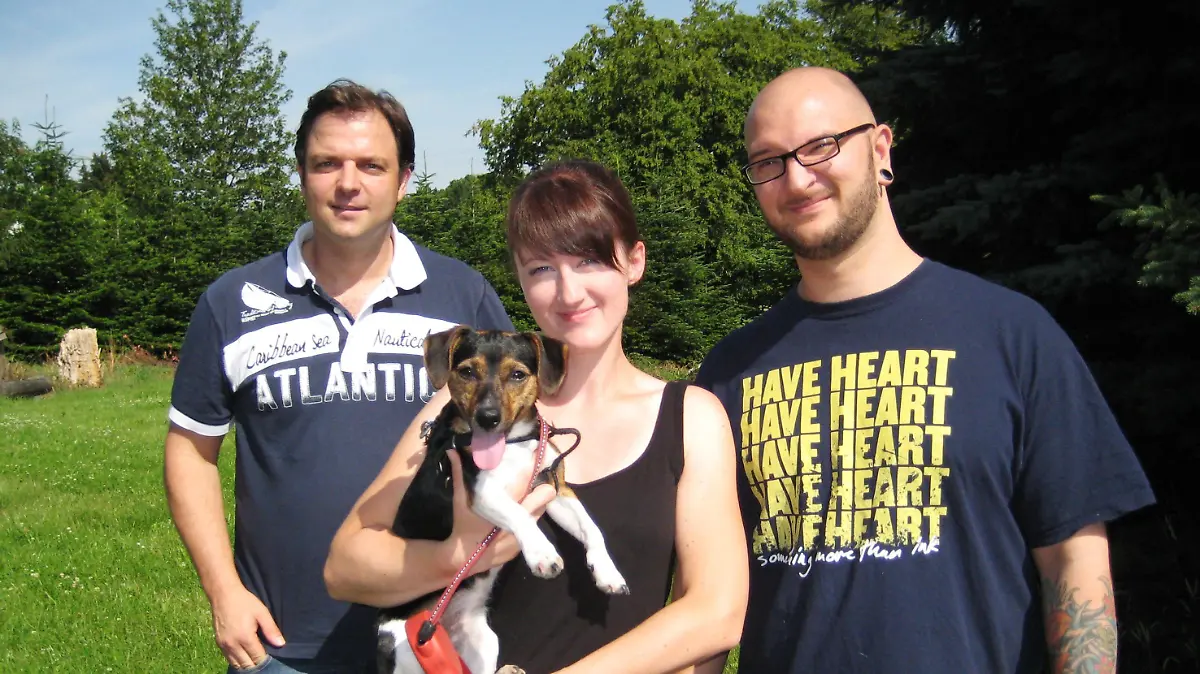 Die kleine Jack-Russel-Dame "Hera" von Caroline Goszyla und Florian Rettig (r.) kann Besucher gar nicht leiden. Ein Fall für Hundeprofi Martin Rütter!