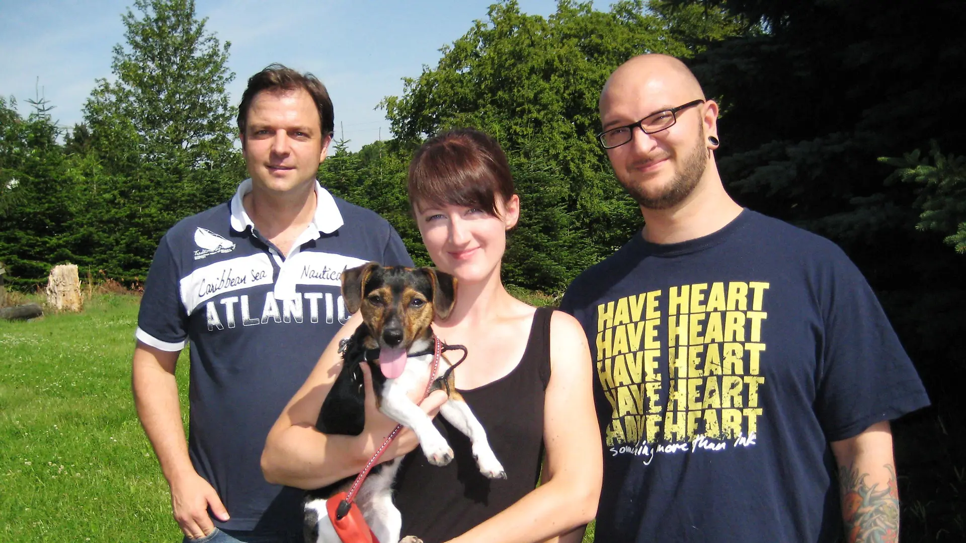 Die kleine Jack-Russel-Dame "Hera" von Caroline Goszyla und Florian Rettig (r.) kann Besucher gar nicht leiden. Ein Fall für Hundeprofi Martin Rütter!