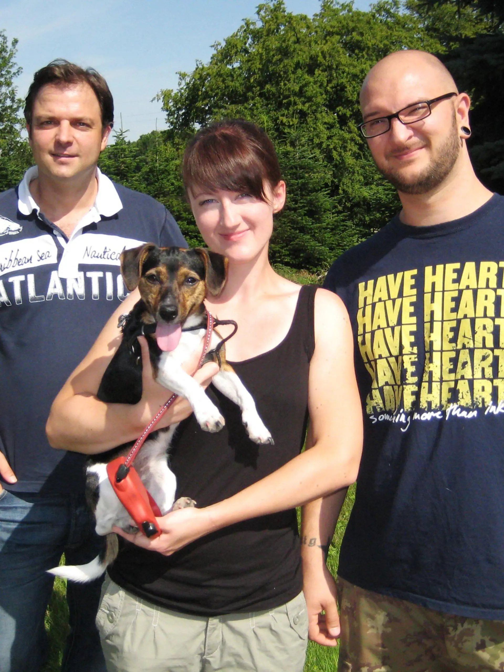 Die kleine Jack-Russel-Dame "Hera" von Caroline Goszyla und Florian Rettig (r.) kann Besucher gar nicht leiden. Ein Fall für Hundeprofi Martin Rütter!