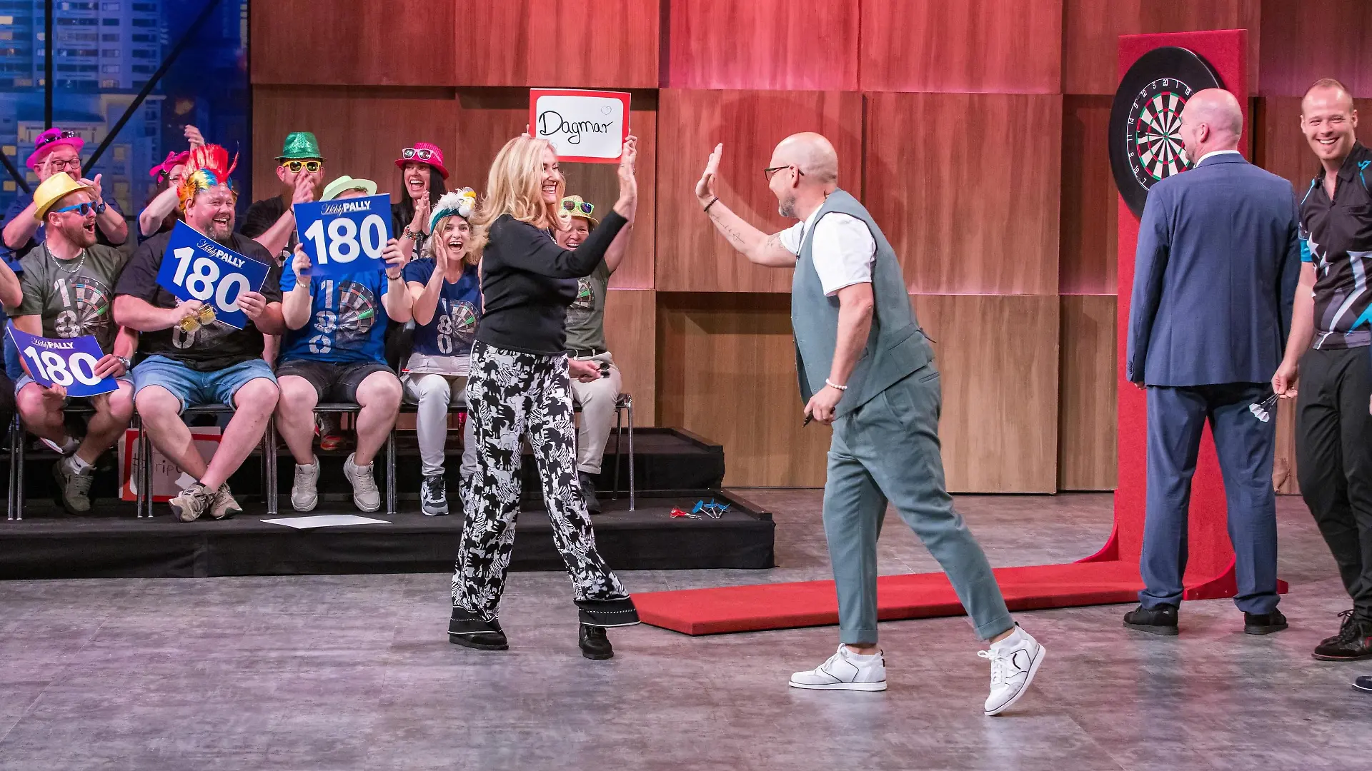 Investorin Dagmar Wöhrl unterzieht die Dartsschuhe von "Triple20" direkt dem Praxistest.
+++ Die Verwendung des sendungsbezogenen Materials ist nur mit dem Hinweis und Verlinkung auf RTL+ gestattet. +++