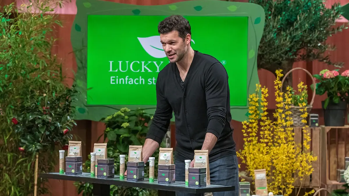 Bernhard Unger, Michael Ballack (Foto) und Dr. Thomas Hüster präsentieren das Pflanzenstärkungsmittel _Lucky Plant_. Sie erhoffen sich ein Investment von 100.000 Euro für 20 Prozent der Anteile an ihrem Unternehmen.
Die Verwendung des sendungsbezogenen Materials ist nur mit dem Hinweis und Verlinkung auf RTL+ gestattet.