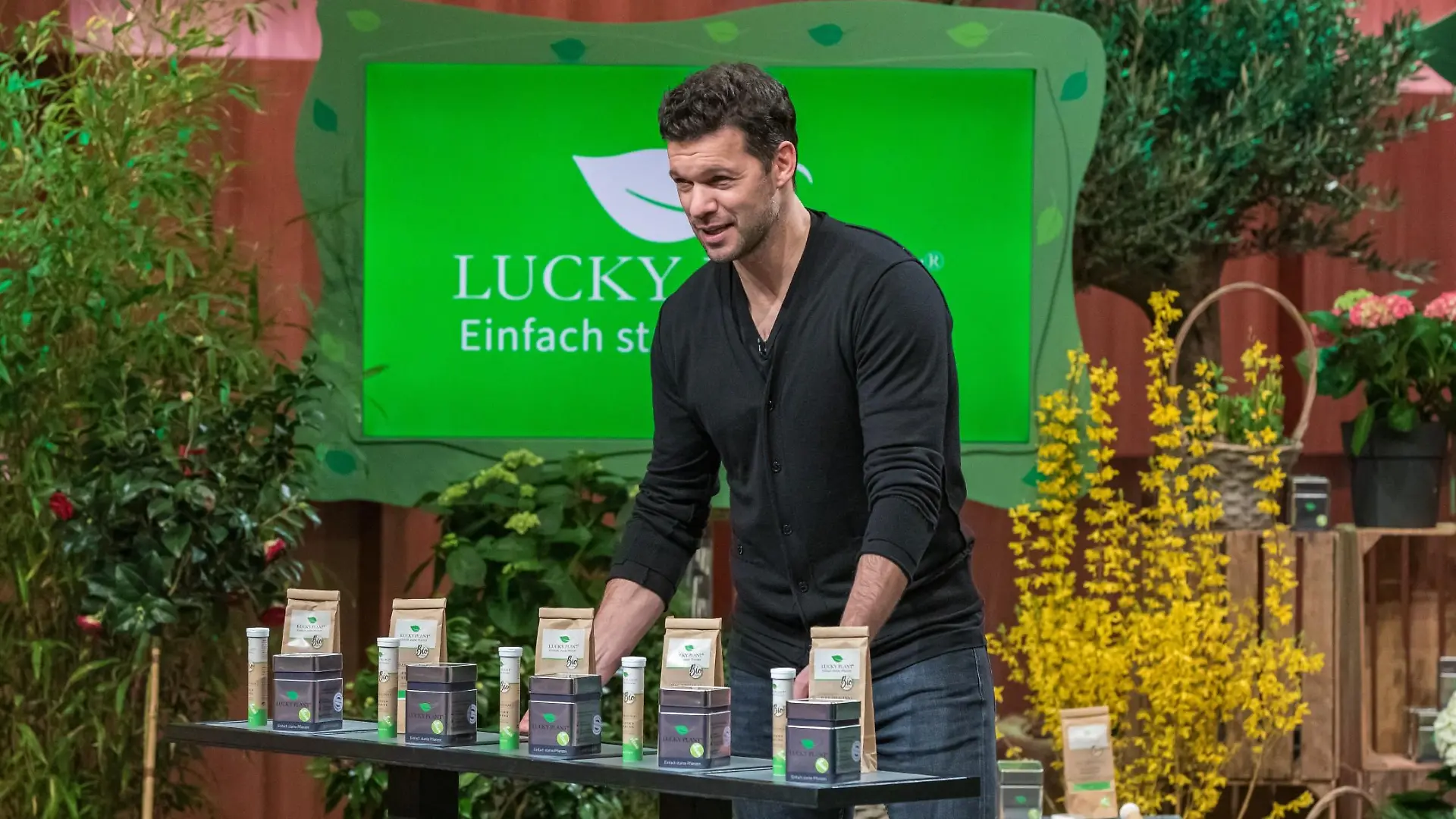 Bernhard Unger, Michael Ballack (Foto) und Dr. Thomas Hüster präsentieren das Pflanzenstärkungsmittel _Lucky Plant_. Sie erhoffen sich ein Investment von 100.000 Euro für 20 Prozent der Anteile an ihrem Unternehmen.

Die Verwendung des sendungsbezogenen Materials ist nur mit dem Hinweis und Verlinkung auf RTL+ gestattet.