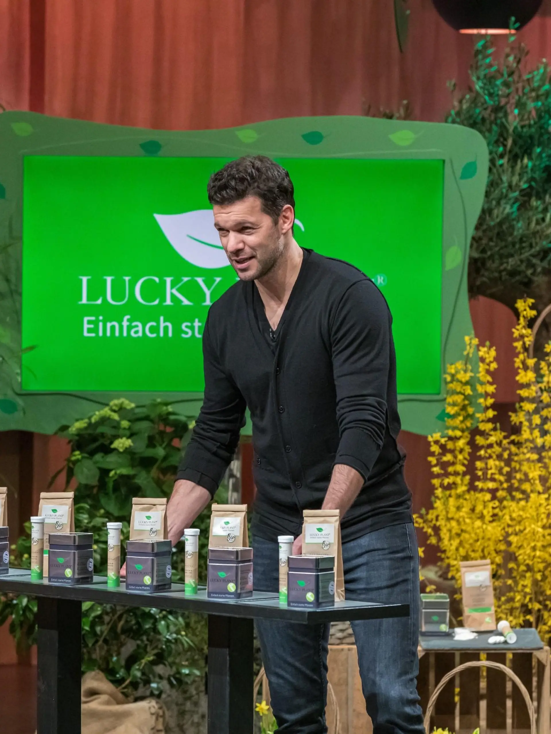 Bernhard Unger, Michael Ballack (Foto) und Dr. Thomas Hüster präsentieren das Pflanzenstärkungsmittel _Lucky Plant_. Sie erhoffen sich ein Investment von 100.000 Euro für 20 Prozent der Anteile an ihrem Unternehmen.

Die Verwendung des sendungsbezogenen Materials ist nur mit dem Hinweis und Verlinkung auf RTL+ gestattet.