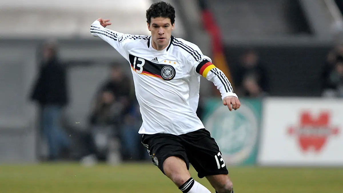 ARCHIV - 11.02.2009, Nordrhein-Westfalen, Düsseldorf: Der deutsche Fußballnationalspieler Michael Ballack spielt den Ball. (zu dpa "Bierhoff reagiert auf Ballack-Kritik: «Mit Angeboten unterstützen»") Foto: Franz-Peter Tschauner/dpa +++ dpa-Bildfunk +++