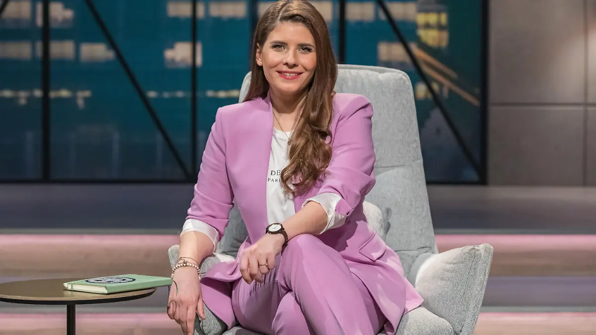 „Gast-Löwin“ Sarna Röser.
BB: Zehnte Staffel, DHDL, Porträt, Portrait, neutral, Gastlöwe, Gastjuror, AZ13, AZ 13