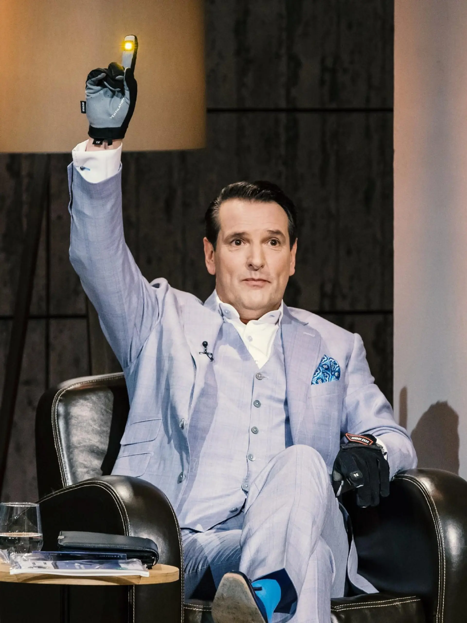 Investor Ralf Dümmel nimmt den "Blinkerhandschuh" genau unter die Lupe.
