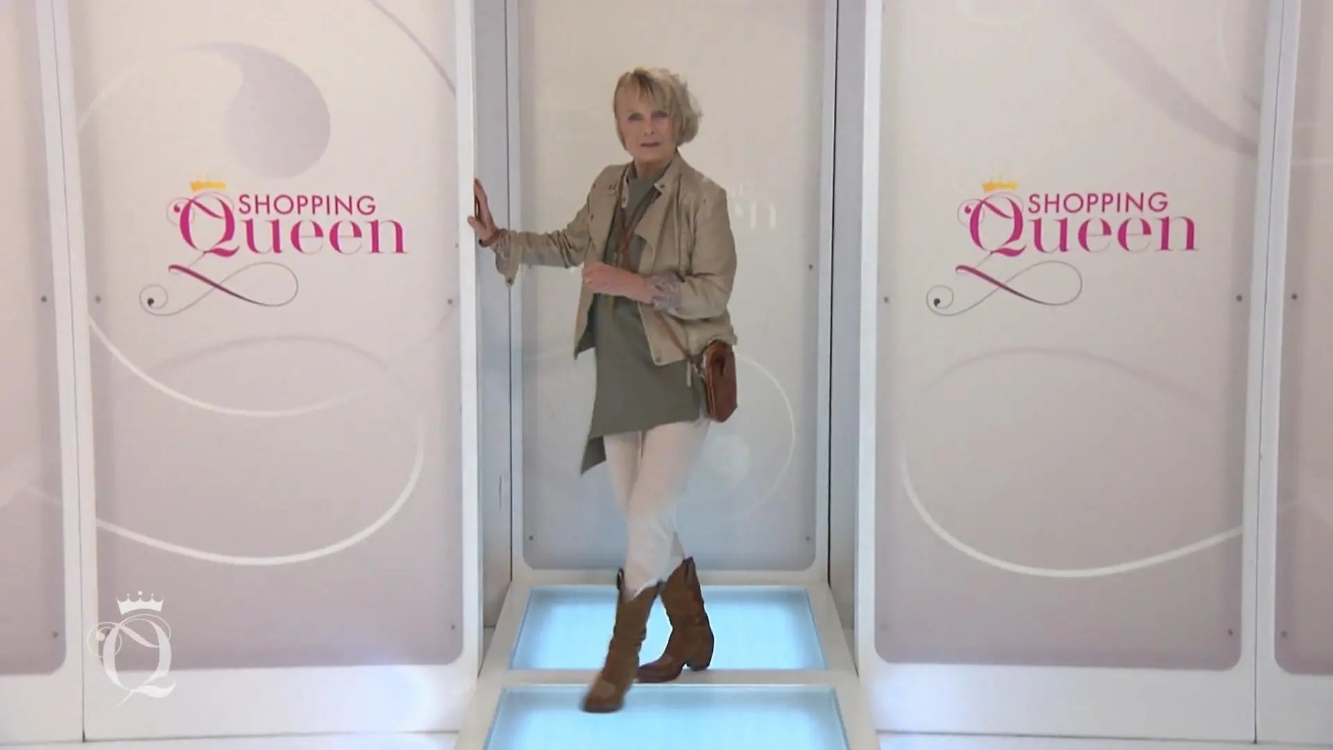 "Shopping Queen"-Kandidatin Karyn präsentiert einen Look, den sich ihre Mitstreiterinnen so nicht vorgestellt haben.