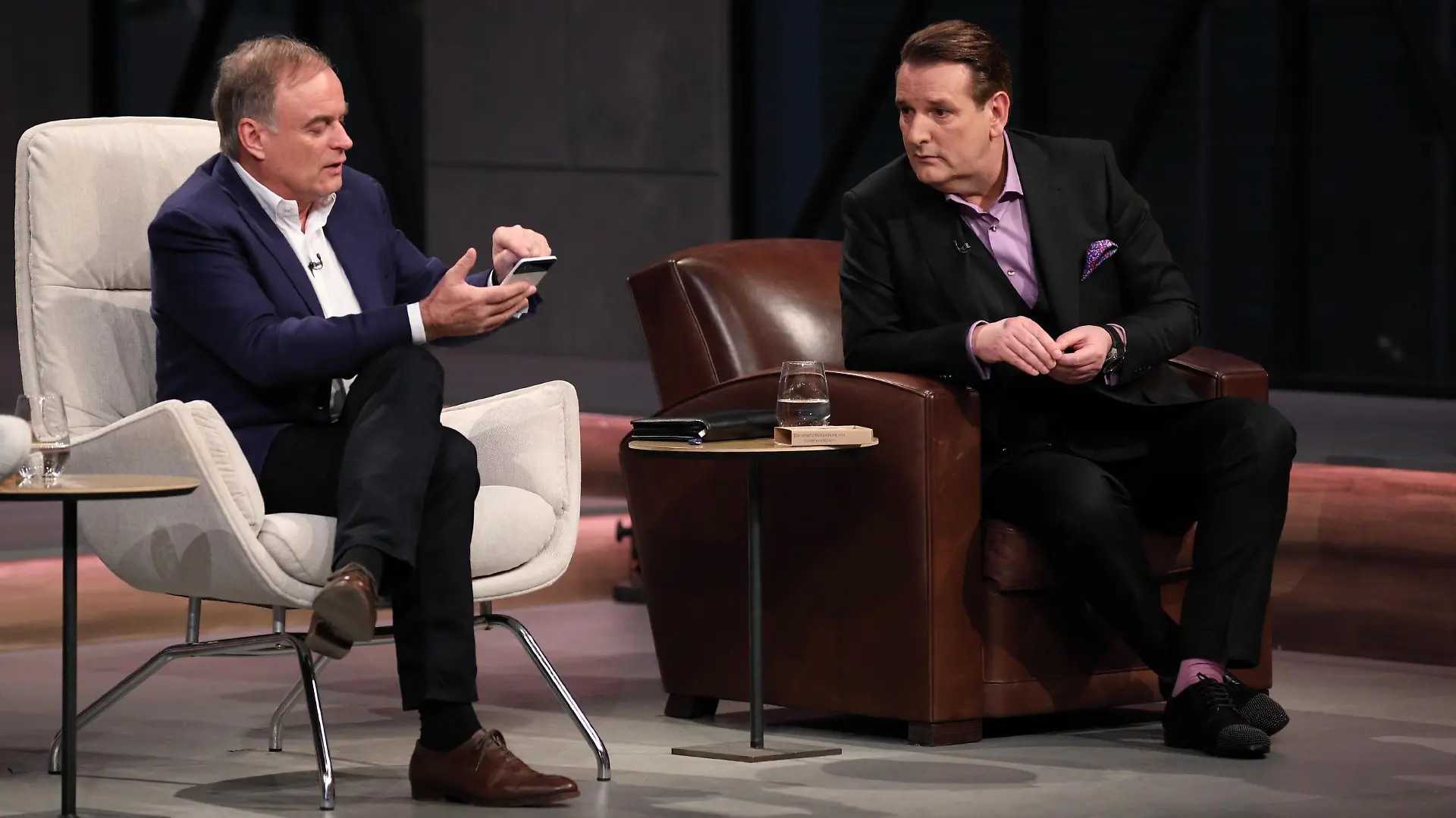 Die Investoren Dr. Georg Kofler (l.) und Ralf Dümmel nehmen das Smartphone Add-on von "heat it" genau unter die Lupe. Die Verwendung des sendungsbezogenen Materials ist nur mit dem Hinweis und Verlinkung auf TVNOW gestattet.