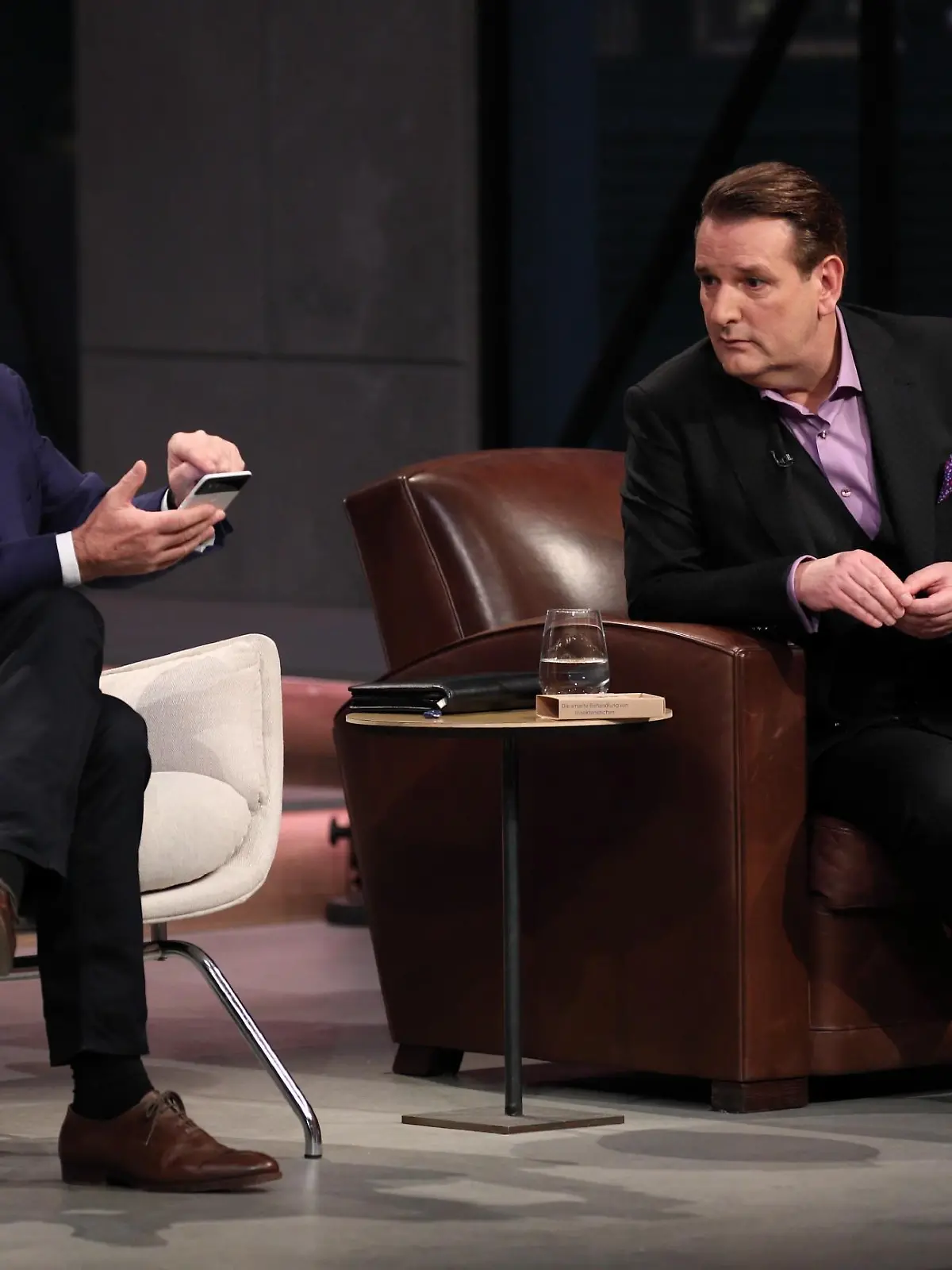 Die Investoren Dr. Georg Kofler (l.) und Ralf Dümmel nehmen das Smartphone Add-on von "heat it" genau unter die Lupe.  Die Verwendung des sendungsbezogenen Materials ist nur mit dem Hinweis und Verlinkung auf TVNOW gestattet.