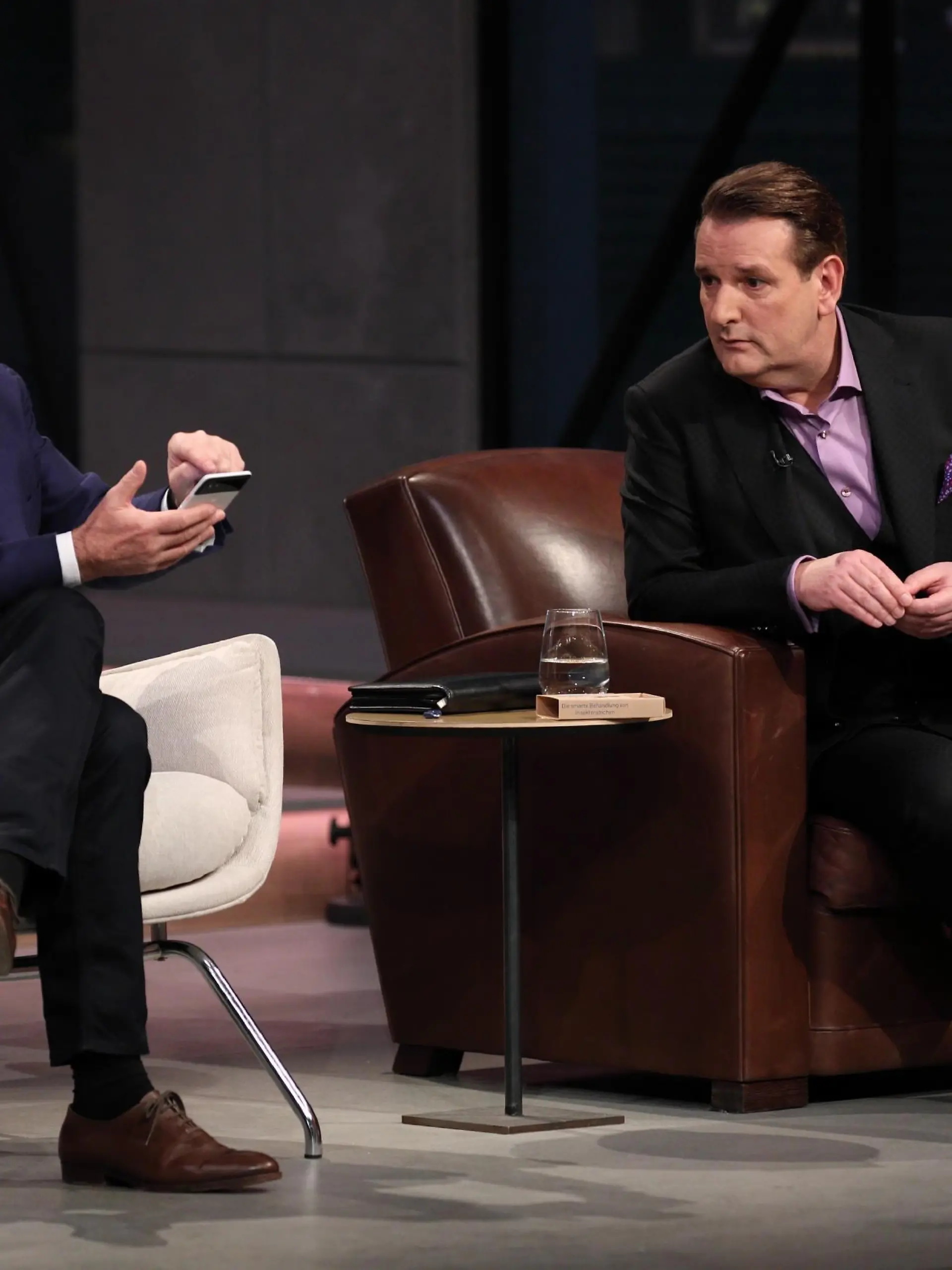 Die Investoren Dr. Georg Kofler (l.) und Ralf Dümmel nehmen das Smartphone Add-on von "heat it" genau unter die Lupe.  Die Verwendung des sendungsbezogenen Materials ist nur mit dem Hinweis und Verlinkung auf TVNOW gestattet.