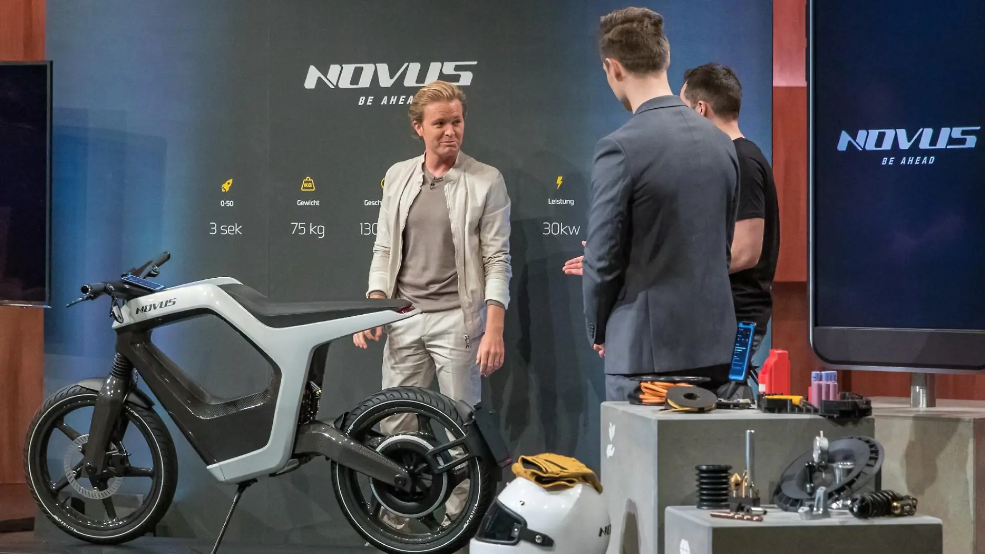 Investor Nico Rosberg nimmt das E-Motorrad von "NOVUS" genau unter die Lupe.
Die Verwendung des sendungsbezogenen Materials ist nur mit dem Hinweis und Verlinkung auf TVNOW gestattet.