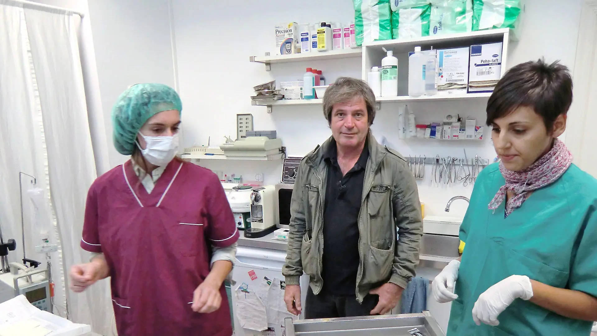 Karl Miesel (54) bringt eine eingefangene Katze zur Kastration bei der Baldea Tierärztin.
