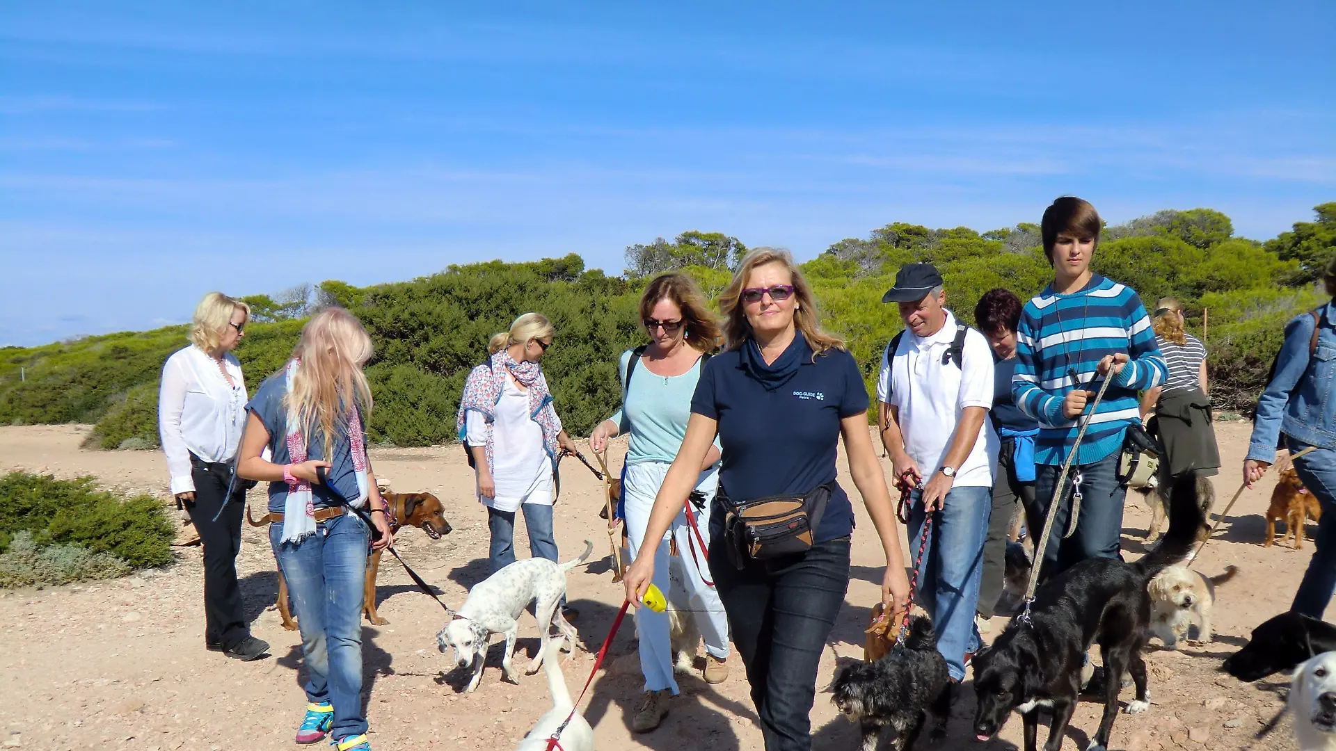 Hundewandern an der Küste von Mallorca mit Privat- und Tierheimhunden, organisiert von den Tierschützerinnen Anja Henke und Petra Steiner (M.).