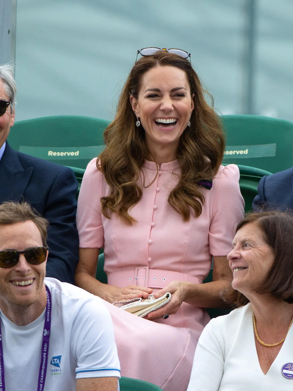 11.07.2021, Großbritannien, London: Tennis: Grand Slam, ATP-Tour, Wimbledon, Einzel, Herren, Finale, Djokovic (Serbien) - Berrettini (Italien). Scott Lloyd (oben,r-l), Vorstandsvorsitzender der Lawn Tennis Association (LTA), Kate, Herzogin von Cambridge, und Michael Middleton, Vater von Herzogin Kate, sitzen während des Spiel in der königlichen Loge. Foto: Ian Walton/Aeltc Pool/PA Wire/dpa +++ dpa-Bildfunk +++