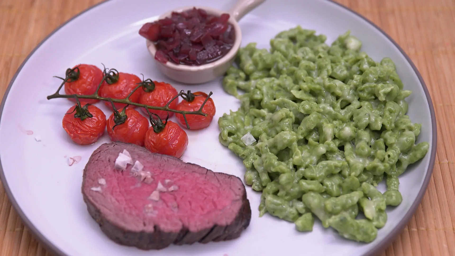 Roastbeef mit Spinat-Bärlauch-Spätzle, dazu Schmortomaten und Zwiebelmarmelade