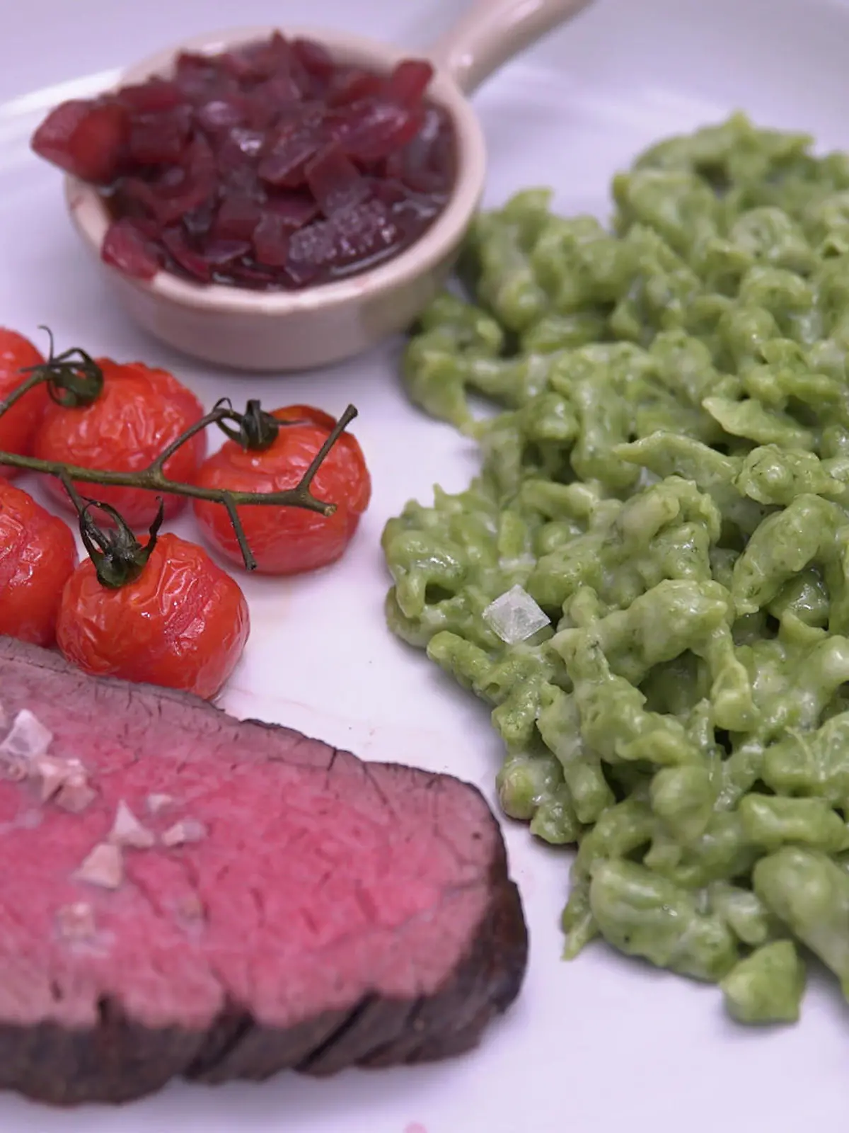 Roastbeef mit Spinat-Bärlauch-Spätzle, dazu Schmortomaten und Zwiebelmarmelade