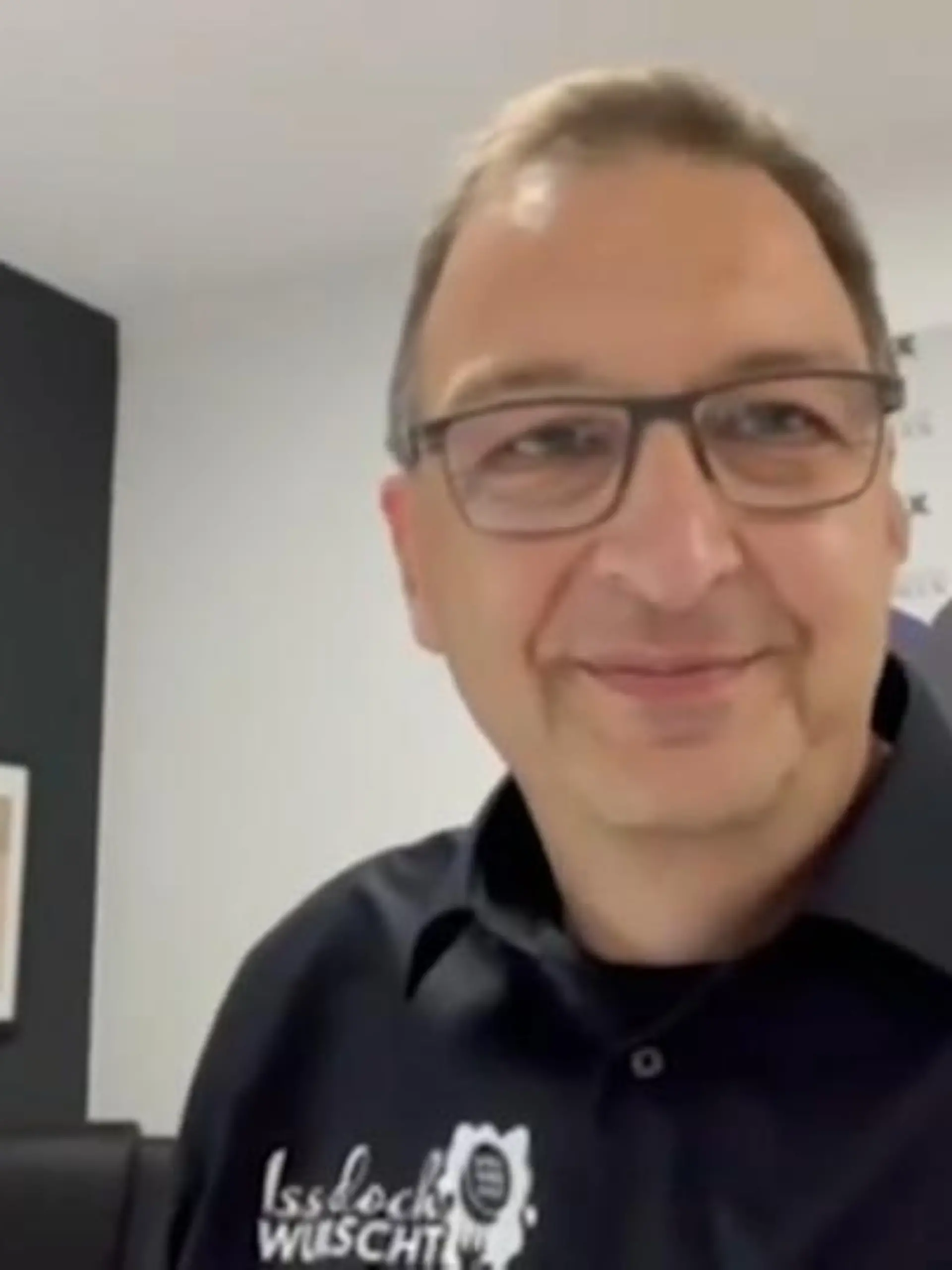 Marco Peters ist happy: Seine Currywurst im Glas ist ausverkauft!