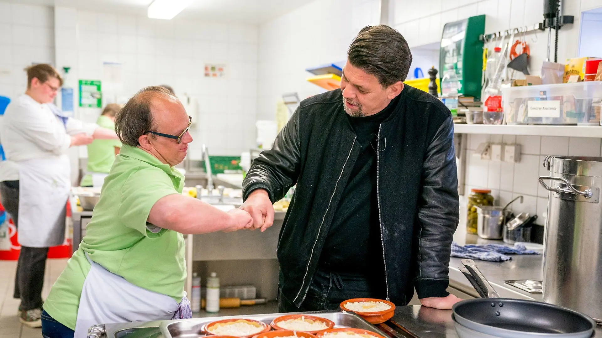 Tim Mälzer (r.) und Tanino.
Die Verwendung des sendungsbezogenen Materials ist nur mit dem Hinweis und Verlinkung auf RTL+ gestattet.
