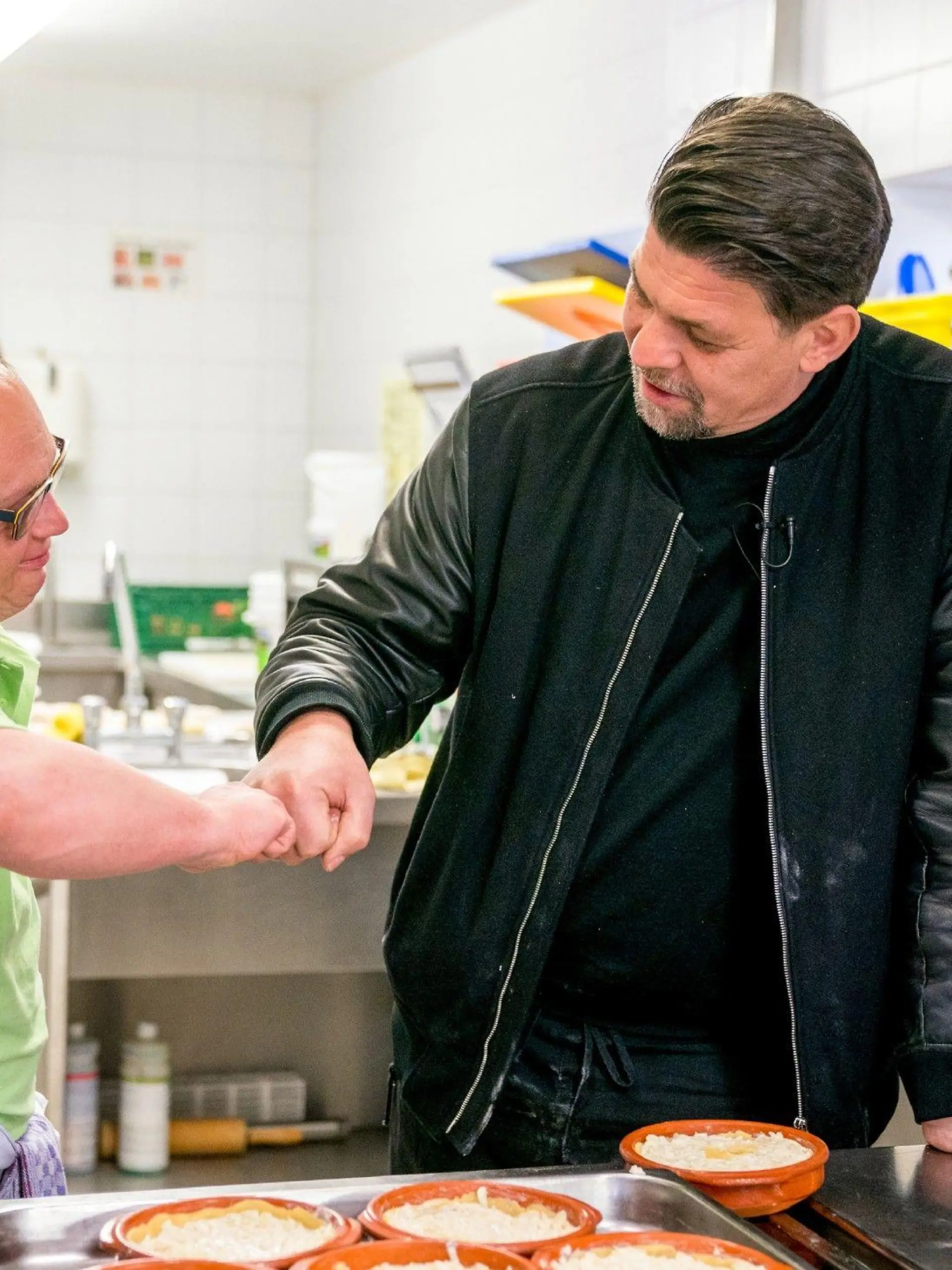 Tim Mälzer (r.) und Tanino.

Die Verwendung des sendungsbezogenen Materials ist nur mit dem Hinweis und Verlinkung auf RTL+ gestattet.