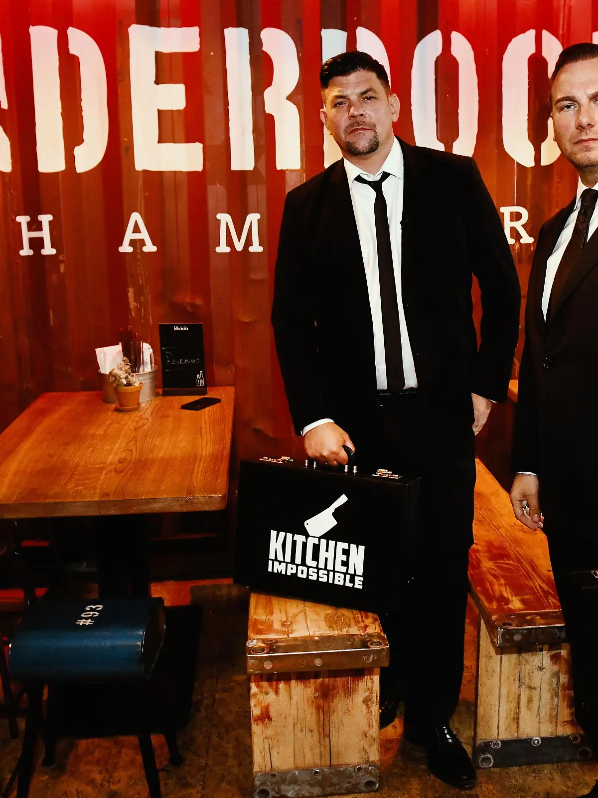 Tim Mälzer (l.) und Tim Raue treffen sich zur Flaggenübergabe in der Bullerei in Hamburg.


Die Verwendung des sendungsbezogenen Materials ist nur mit dem Hinweis und Verlinkung auf TVNOW gestattet.