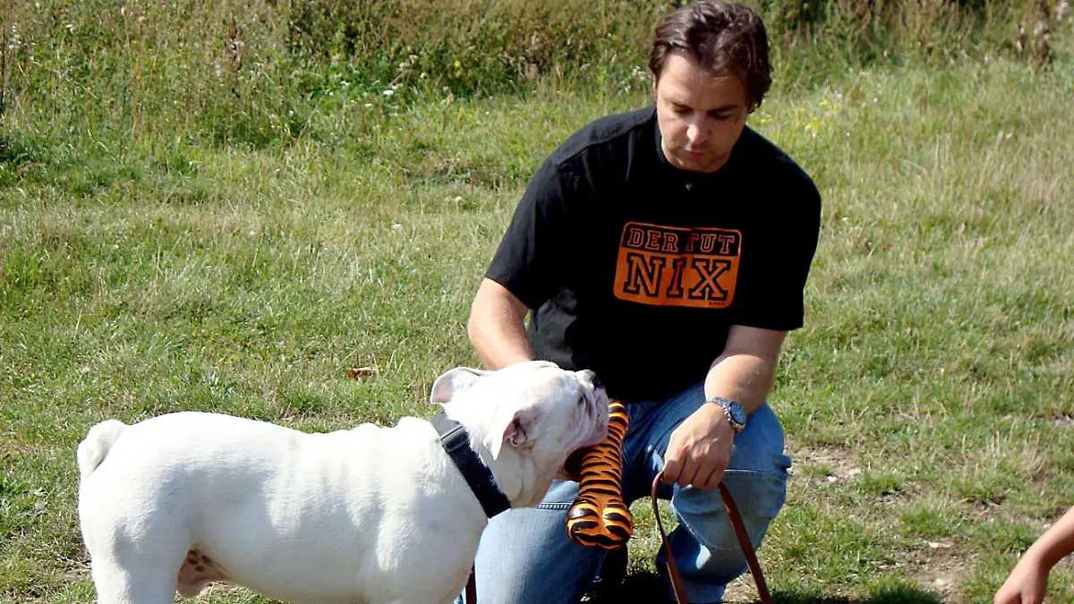 Hundeprofi Martin Rütter und die englische Bulldogge Kurt