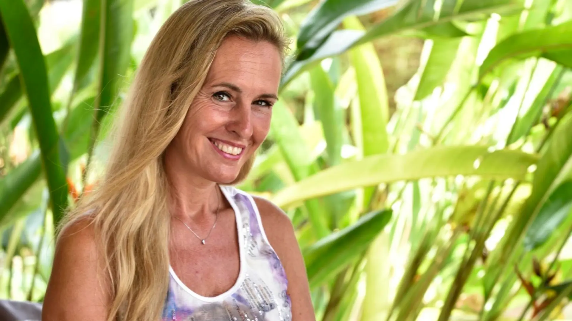 Neuanfang mit 42. Timea Tantos gibt ihren Job und ihre Familie auf - für eine Cocktailbar in der thailändischen Partyhochburg Phuket.
Mit ihrer "Crazy Bar" will Timea es vor allem sich selbst beweisen. Doch die Herausforderungen, die in Thailand auf sie warten, sind enorm...