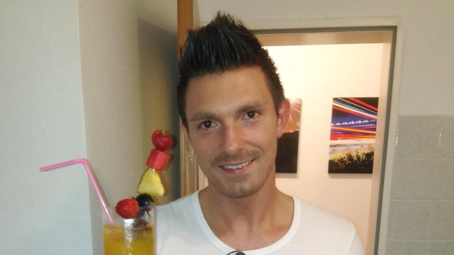 Gastgeber Marek präsentiert seinen Aperitif.