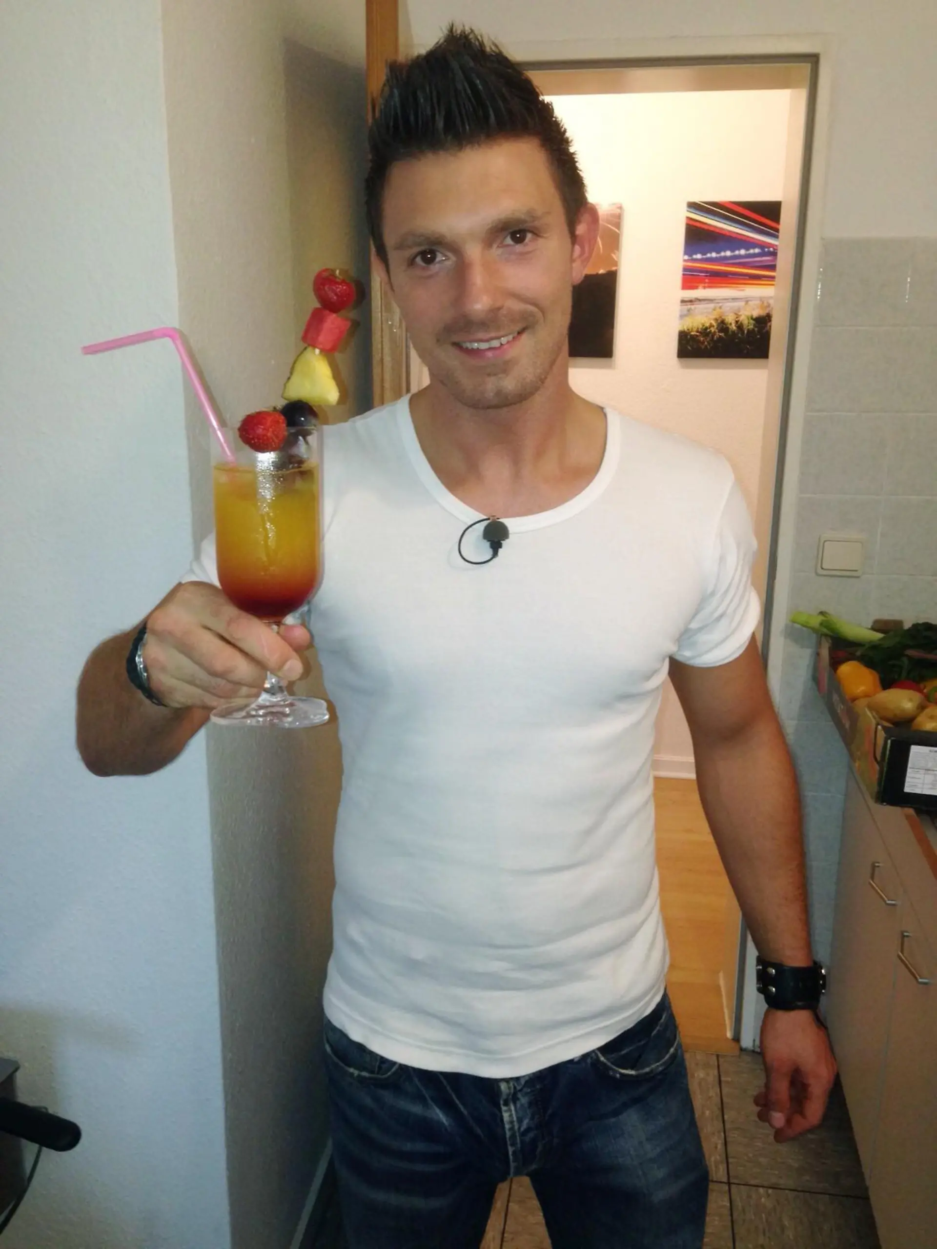 Gastgeber Marek präsentiert seinen Aperitif.