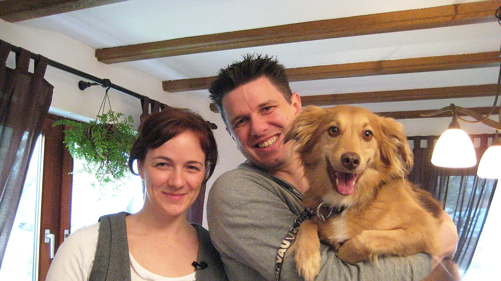 Immer wenn Besuch kommt, wir aus dem Familienhund Lupesch ein lautstarkes Ungeheuer und man muss Angst haben, dass das nächste "Opfer" auch seine Zähne zu spüren bekommt. Jetzt benötigt Familie Bors einen professionellen Ratschlag.
