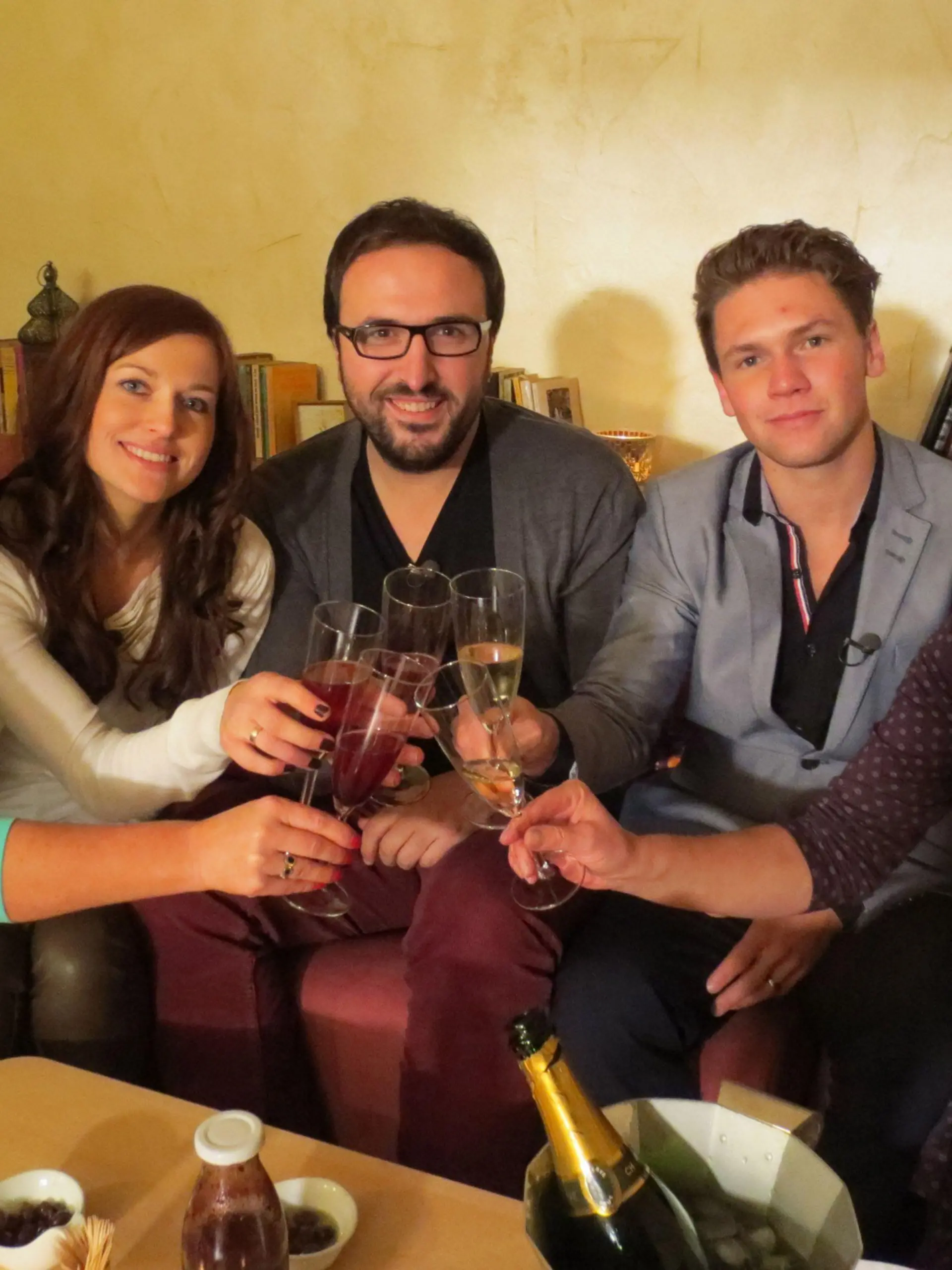 Zur Lockerung der Stimmung gibt es zuerst einen Schampus! V.l.: Sabina (42), Joanna (25), Carmelo (30), Tobias (23) und Petra (54).