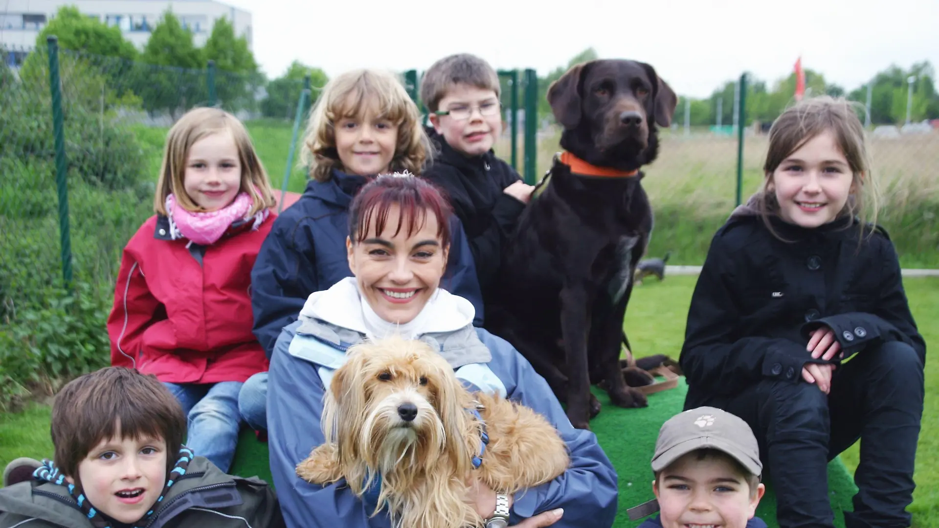 Moderatorin Diana Eichhorn (M.) besucht eine Hundeerziehungsberaterin. Sie zeigt Eltern, wie das Miteinander von Hund und Kind am besten funktioniert.
