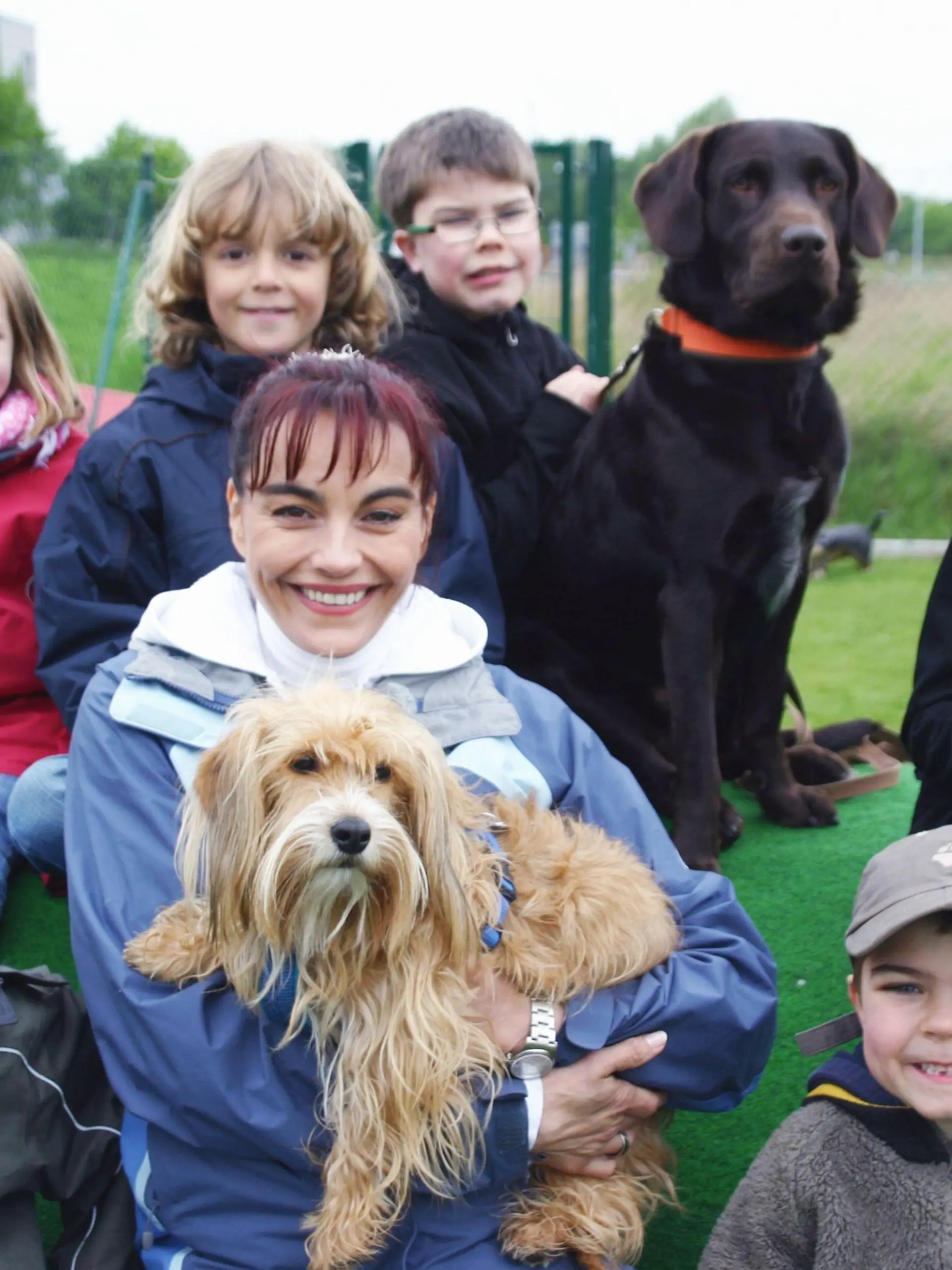 Moderatorin Diana Eichhorn (M.) besucht eine Hundeerziehungsberaterin. Sie zeigt Eltern, wie das Miteinander von Hund und Kind am besten funktioniert.