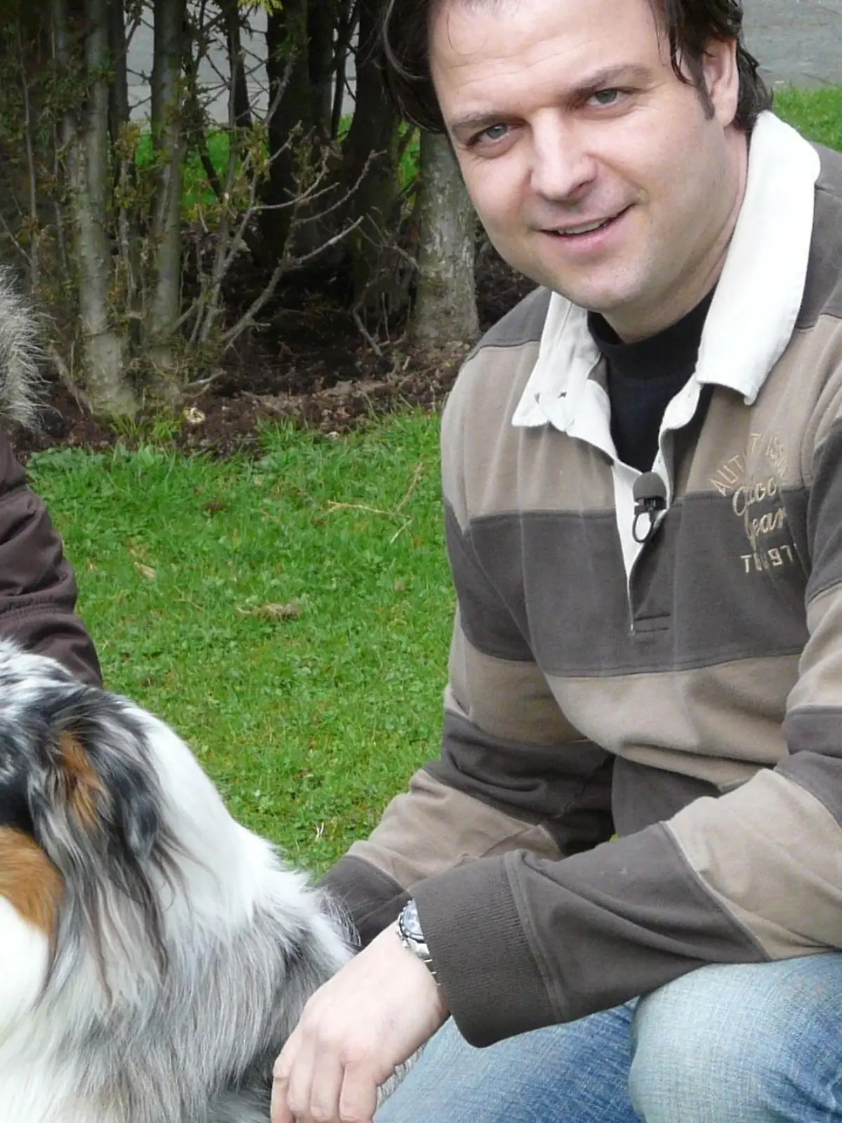 Keine Chance für Ramona: Wenn die 20-Jährige ihren Australian Shepard an der Leine hat, kann sie ihn oft nicht halten. Denn sobald Smartie andere Hunde sieht, droht er ihnen und prescht dann voller Aggressionen los. Kann Hundeprofi Martin Rütter ihr helfen?