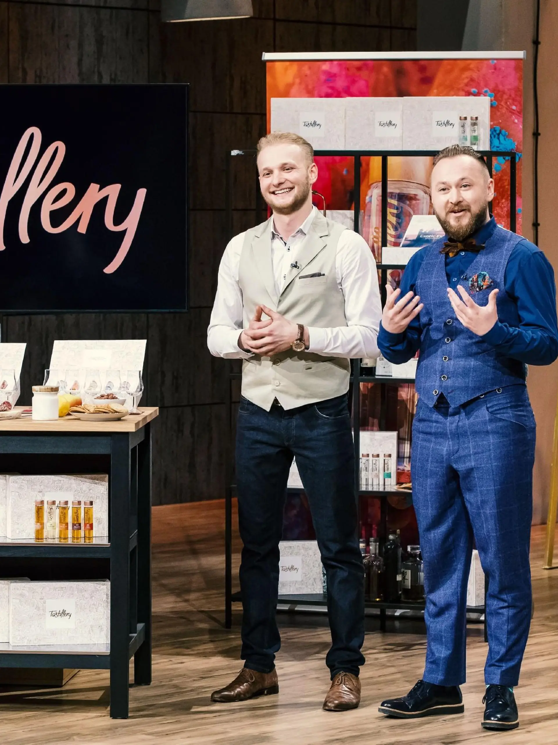 Andreas (l.) und Waldemar Wegelin aus Hamburg präsentieren mit "Tastillery" Alkohol-Probier-Sets. Sie erhoffen sich ein Investment von 100.000 Euro für 20 Prozent ihres Unternehmens.