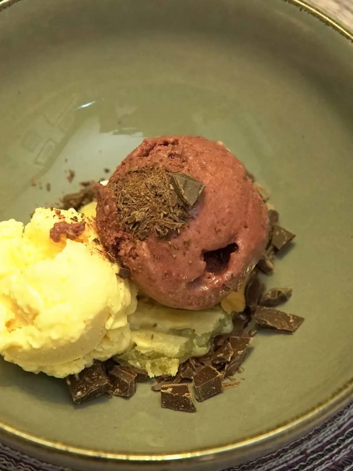 Das perfekte Dinner; Rote-Beete-Eis mit Schokoladeneis und Rosmarin-Speckwaffel - Jens-Michaels Nachspeise