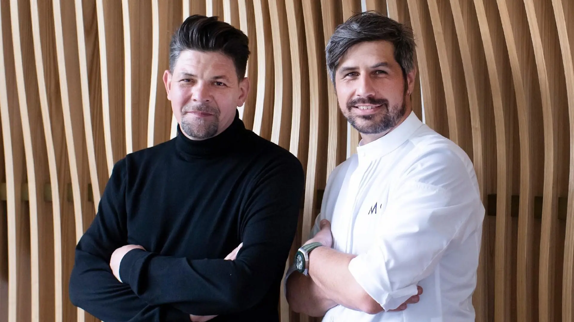 Tim Mälzer (l.) und Sven Wassmer in Bad Ragaz
Die Verwendung des sendungsbezogenen Materials ist nur mit dem Hinweis und Verlinkung auf RTL+ gestattet.