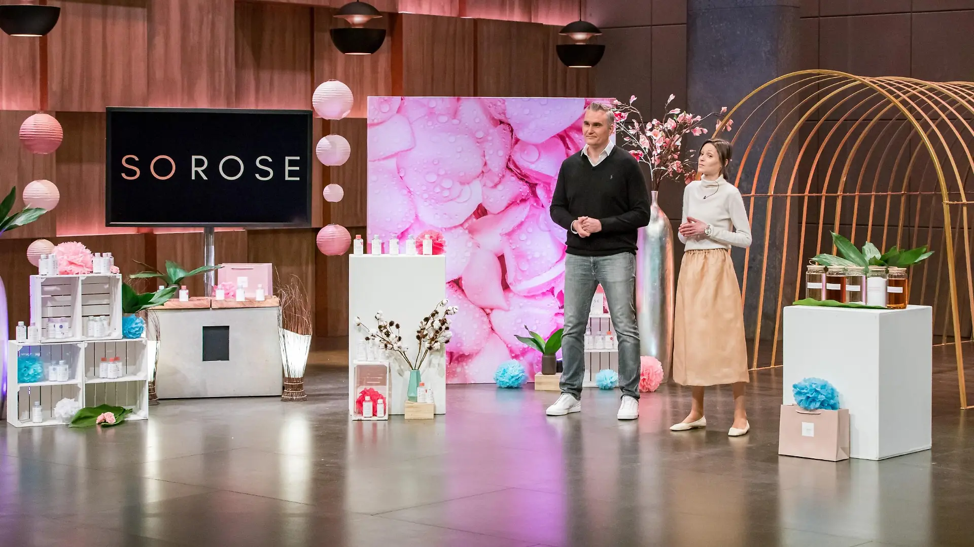 Lucy und Peter Leiter aus München präsentieren mit "SOROSE" einen Gesichtstoner aus naturreinem Rosenwasser. Sie erhoffen sich ein Investment von 200.000 Euro für 20 Prozent der Anteile an ihrem Unternehmen. Die Verwendung des sendungsbezogenen Materials ist nur mit dem Hinweis und Verlinkung auf TVNOW gestattet.
