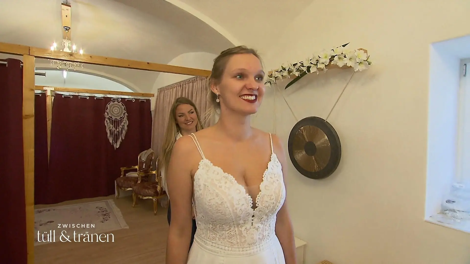 Isabella strahl bei jedem Kleid