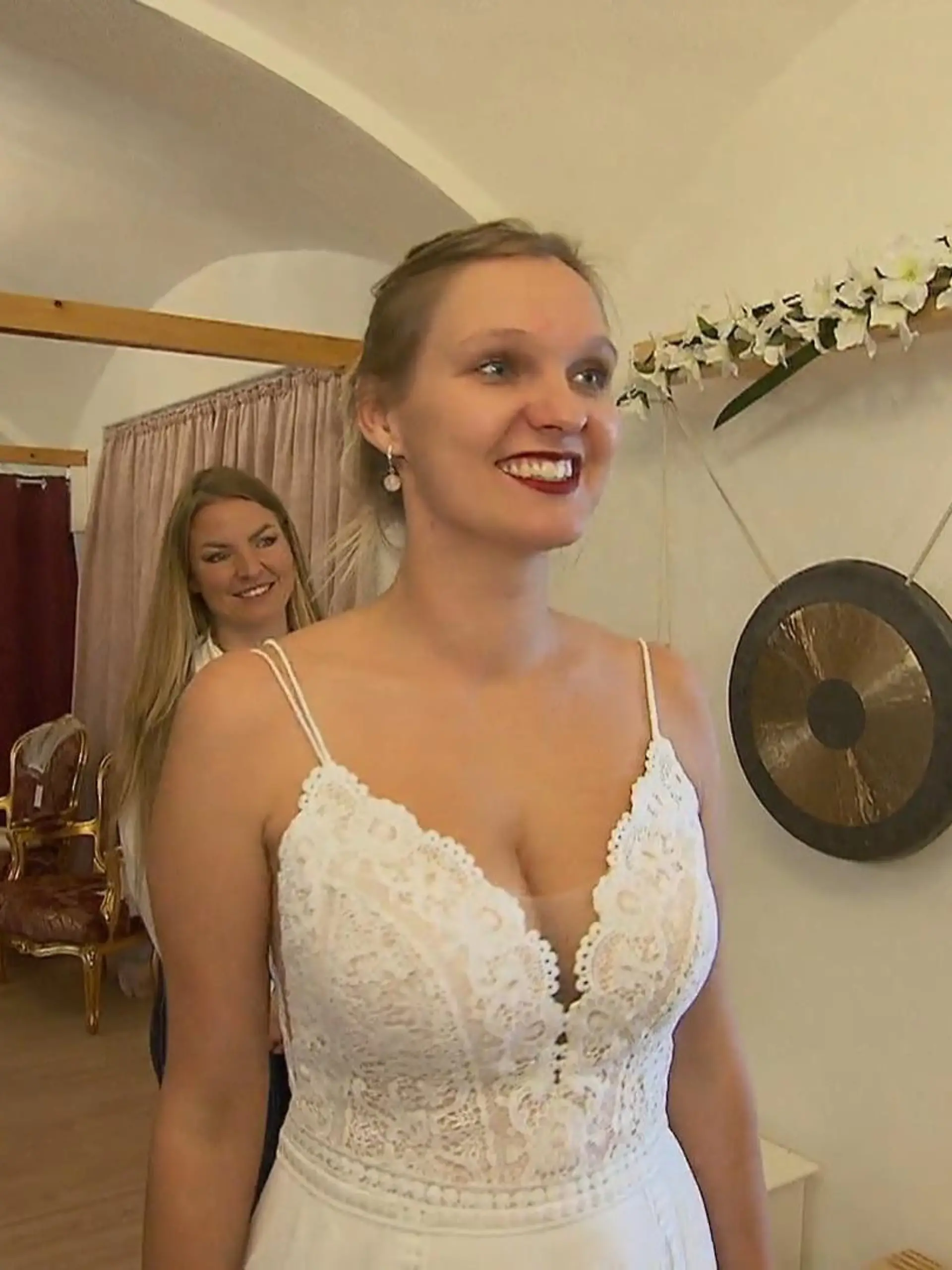 Isabella strahl bei jedem Kleid