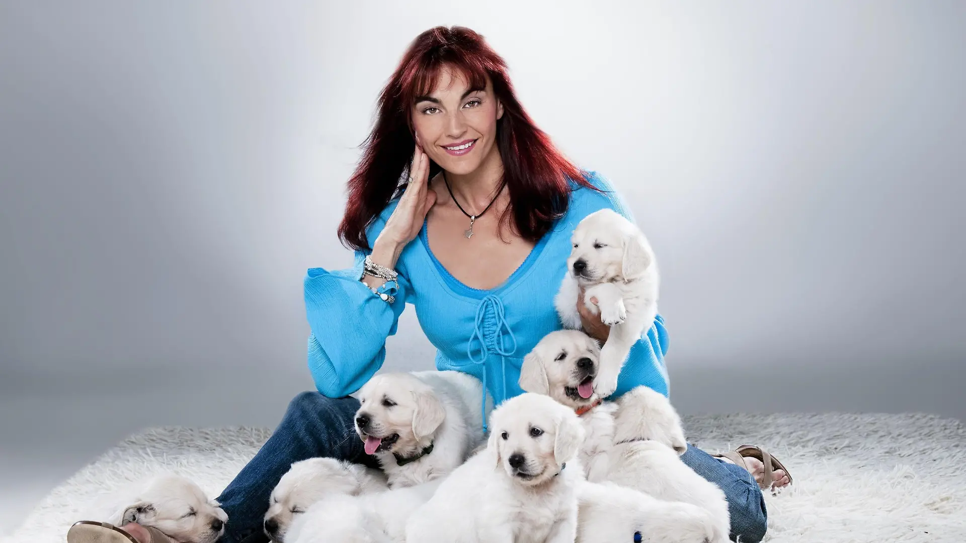 hundkatzemaus-Reporterin Diana Eichhorn mit Golden Retriever Welpen.